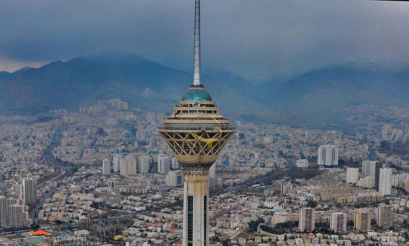 اهتزاز بزرگترین پرچم یادبود شهید سلیمانی در برج میلاد