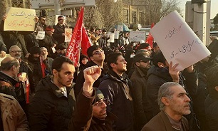 تجمع دانشجویان مقابل سفارت انگلیس