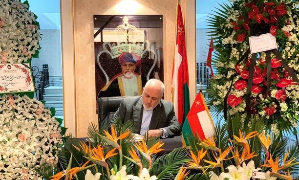ظریف دفتر یادبود سلطان قابوس را امضا کرد