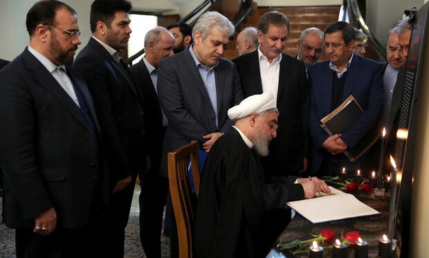 روحانی دفتر یادبود جان‌باختگان سقوط هواپیمای اوکراینی را امضا کرد