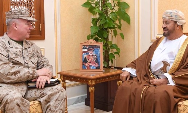 فرمانده تروریست‌های آمریکایی «سنتکام» با وزیر دفاع عمان دیدار کرد