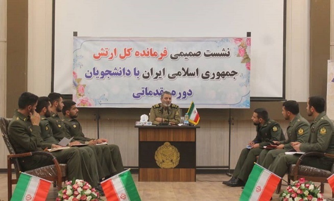 برگزاری نشست هم اندیشی فرمانده کل ارتش با دانشجویان مرکز آموزش علوم و فنون شیراز