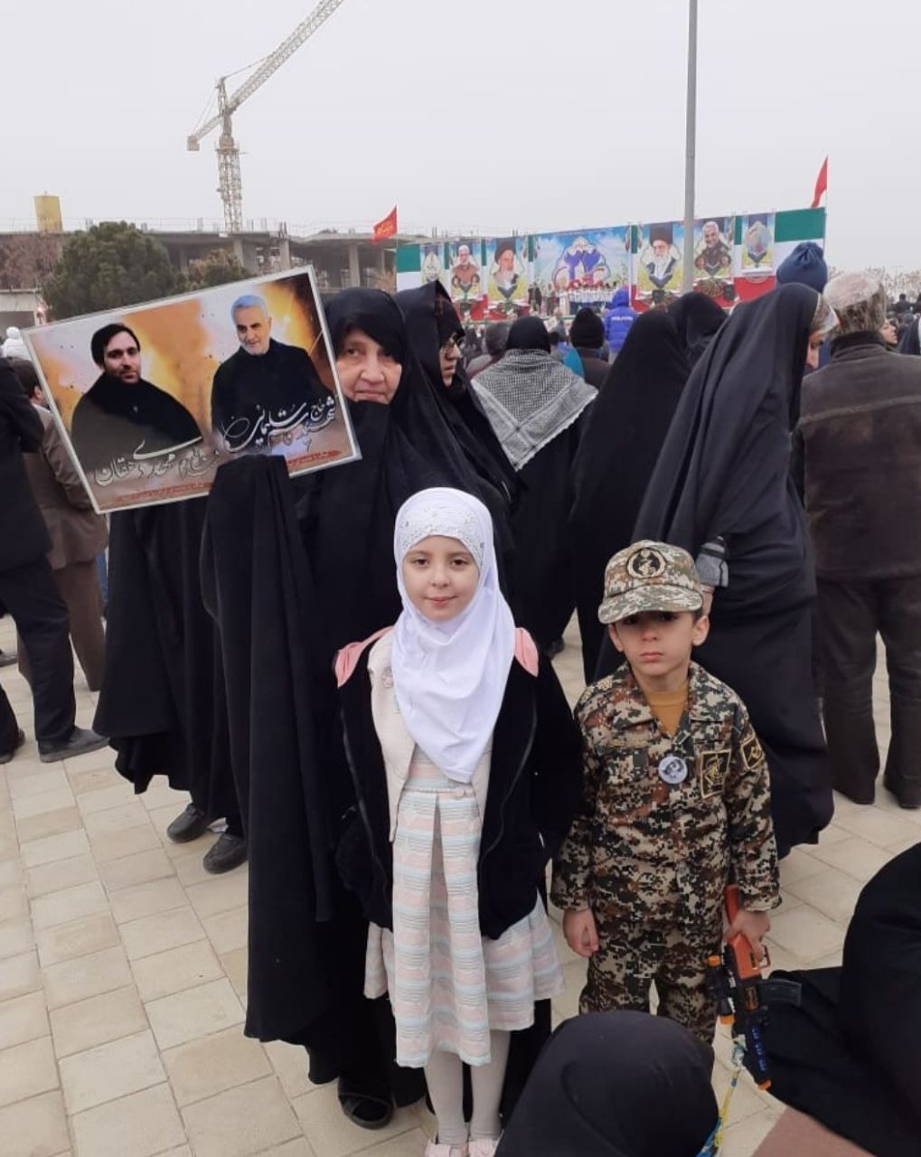 فرزندان شهدای مدافع حرم جای خالی پدران خود را در راهپیمایی ۲۲ بهمن پر کردند+ تصاویر