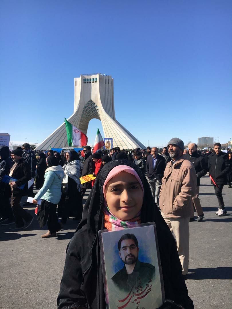 فرزندان شهدای مدافع حرم جای خالی پدران خود را در راهپیمایی ۲۲ بهمن پر کردند+ تصاویر