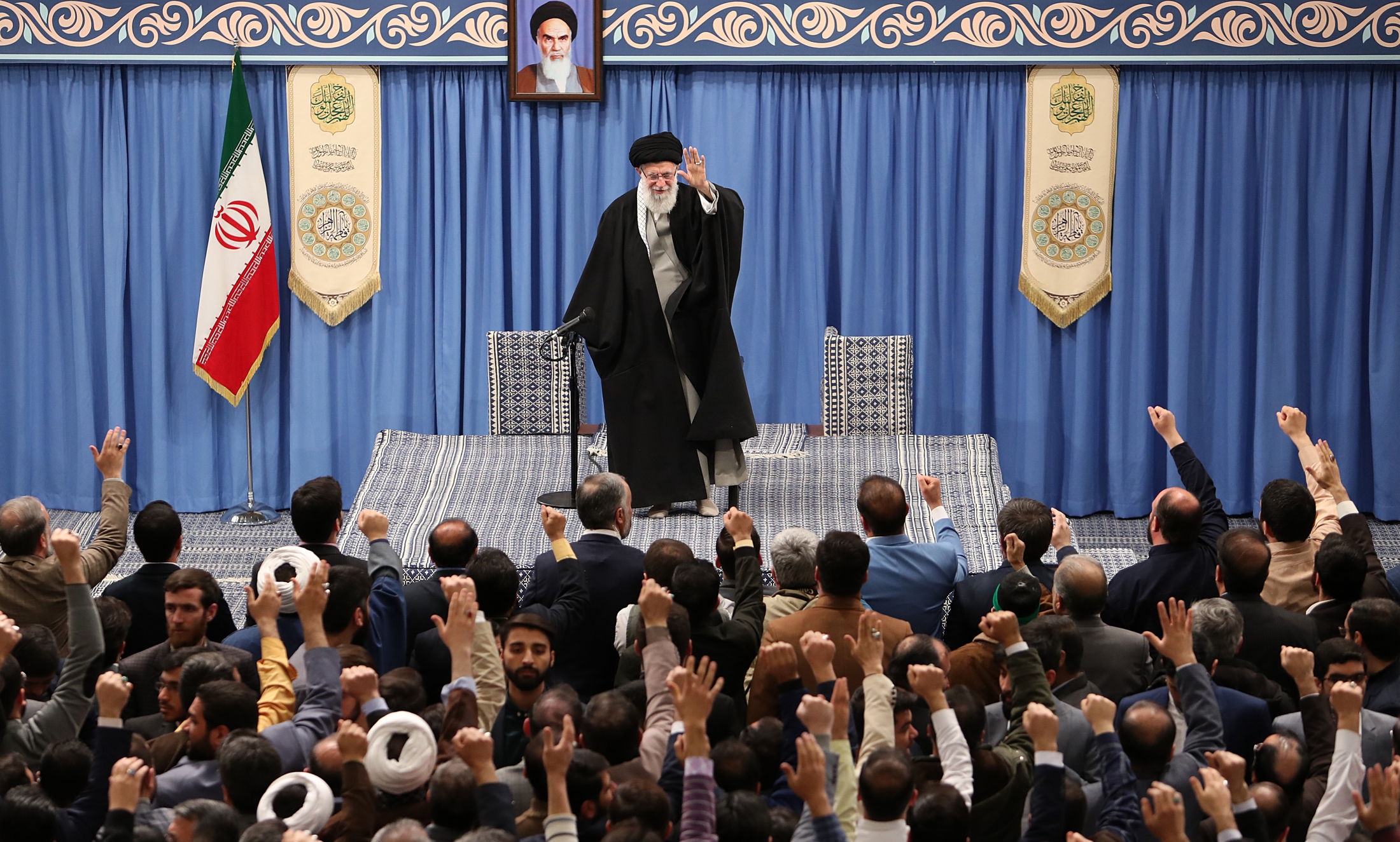 هزاران نفر از مداحان با رهبر معظم انقلاب اسلامی دیدار کردند