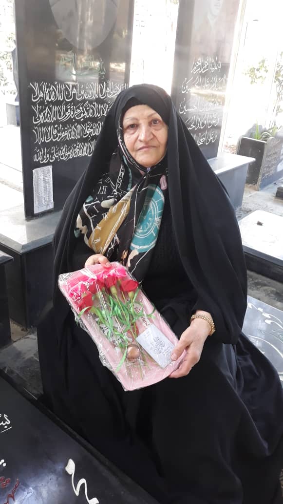 تقدیم ۷۰۰ شاخه گل توسط بانوی تهرانی به مادران شهدا