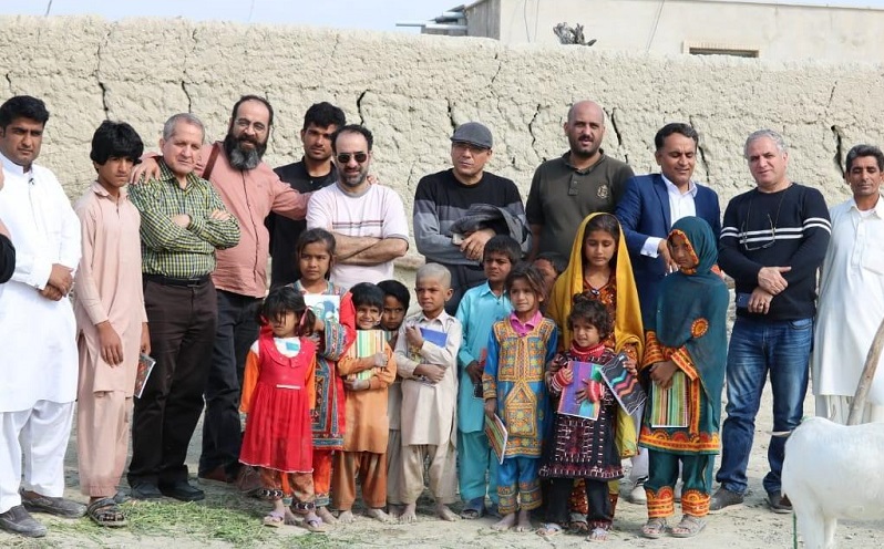 گروهی از نویسندگان و شاعران با مردم مناطق سیل‌زده سیستان و بلوچستان دیدار کردند