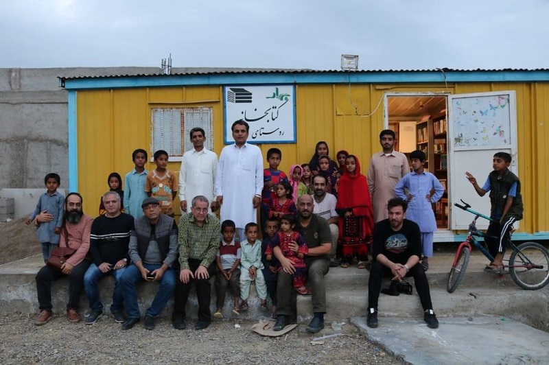 گروهی از نویسندگان و شاعران با مردم مناطق سیل‌زده سیستان و بلوچستان دیدار کردند