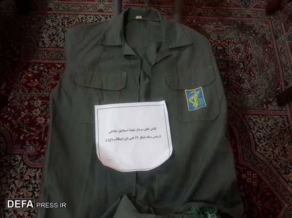 اهداء لباس رزم سردار شهید «اسماعیل صادقی» به موزه دفاع مقدس قم+ تصویر