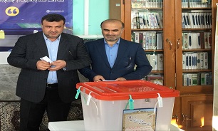 نماینده ولی فقیه و استاندار مازندران رأی خود را به صندوق انداختند