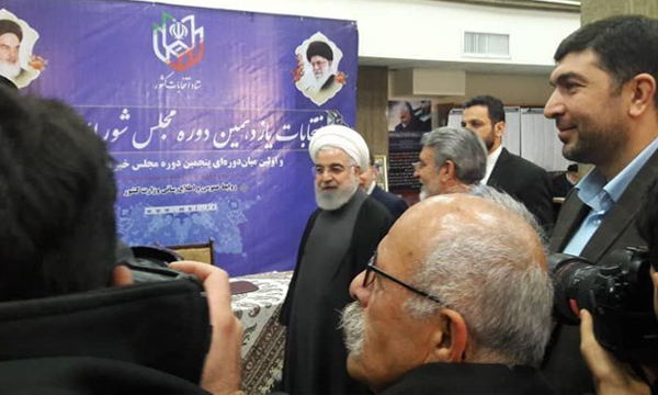 «روحانی» رأی خود را به صندوق مستقر در ستاد انتخابات کشور انداخت