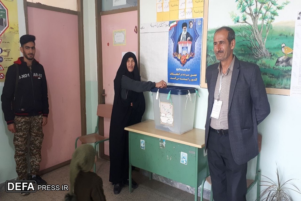عکس / حضور والدین شهید «سالخورده» پای صندوق رأی