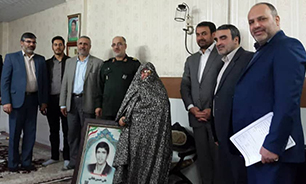 بازدید مدیر کل حفظ آثار و نشر ارزش های دفاع مقدس استان مرکزی از مادر شهید «علی حسین بابایی»