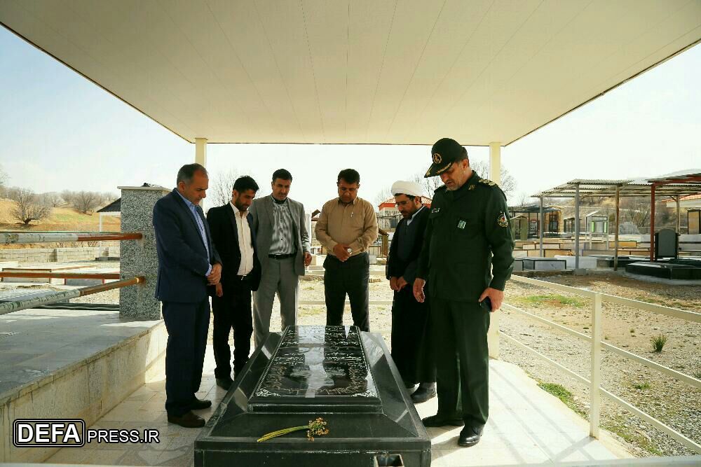 ادای احترام کارکنان حفظ آثار دفاع مقدس کهگیلویه و بویراحمد به مقام سردار شهید «ستار اورنگ»