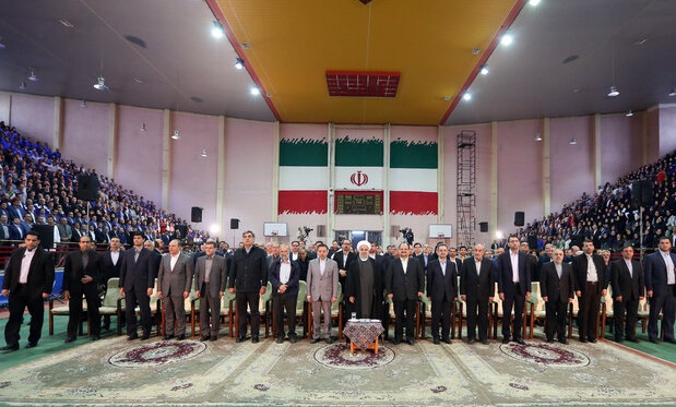 تجلیل روحانی از کارگران و مدیران واحد‌های نمونه تولیدی و صنعتی کشور