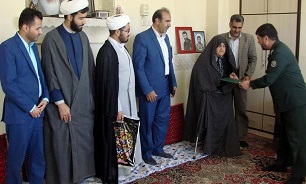 دیدار مدیرکل حفظ آثار دفاع مقدس چهارمحال و بختیاری با خانواده شهیدان «رحمانی» و «شاهرخ»