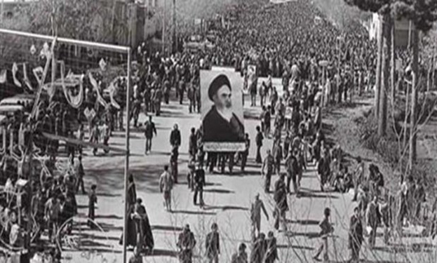 سقوط مجسمه‌های محمدرضا پهلوی از میادین یزد در محرم ۵۷