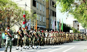 مراسم رژه نیروهای مسلح در خرم آباد برگزار شد