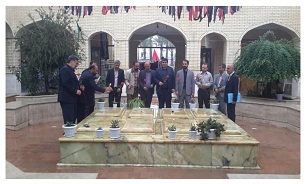 هنرمندان مازندران به شهدای گمنام مرکز فرهنگی دفاع مقدس ادای احترام کردند