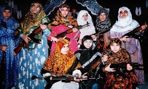 همراهی زنان کرد با پیشمرگان کرد مسلمان در مبارزه با ضد انقلاب