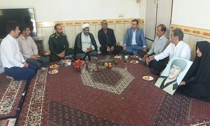 دیدار مدیر بنیاد شهید خرم آباد با خانواده شهید «زکی رفیعی»