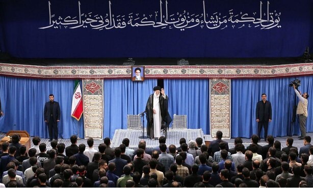 جمعی از نخبگان و استعدادهای برتر علمی با رهبر معظم انقلاب اسلامی دیدار کردند