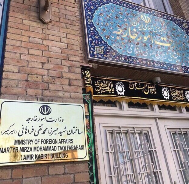 نصب تابلوهای شهید بر ورودی‌های اصلی ساختمان وزارت خارجه