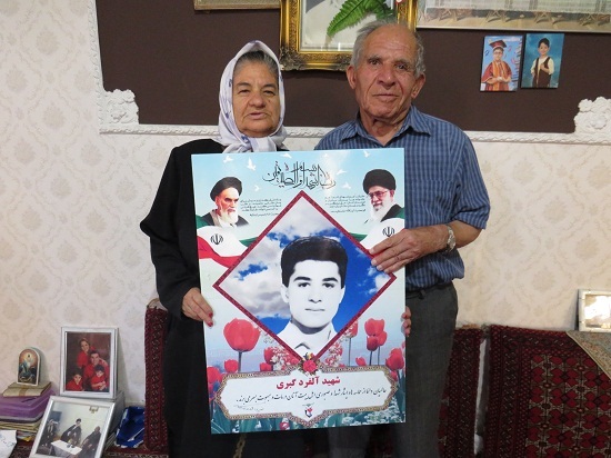 سردار «یزدی» از خانواده شهید مسیحی تجلیل کرد + تصاویر