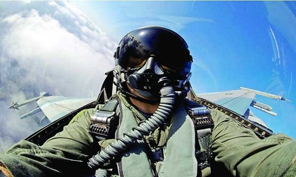 ماجرای سقوط معجزه آسای یک خلبان جنگنده از ارتفاع ۱۵ هزار پایی