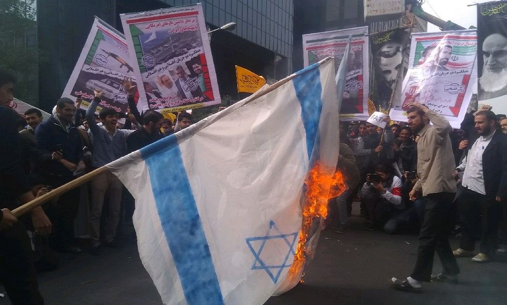 راهپیمایی‌کنندگان ۱۳ آبان پرچم‌های «آمریکا»، «انگلیس» و «اسرائیل» را آتش زدند+ تصاویر