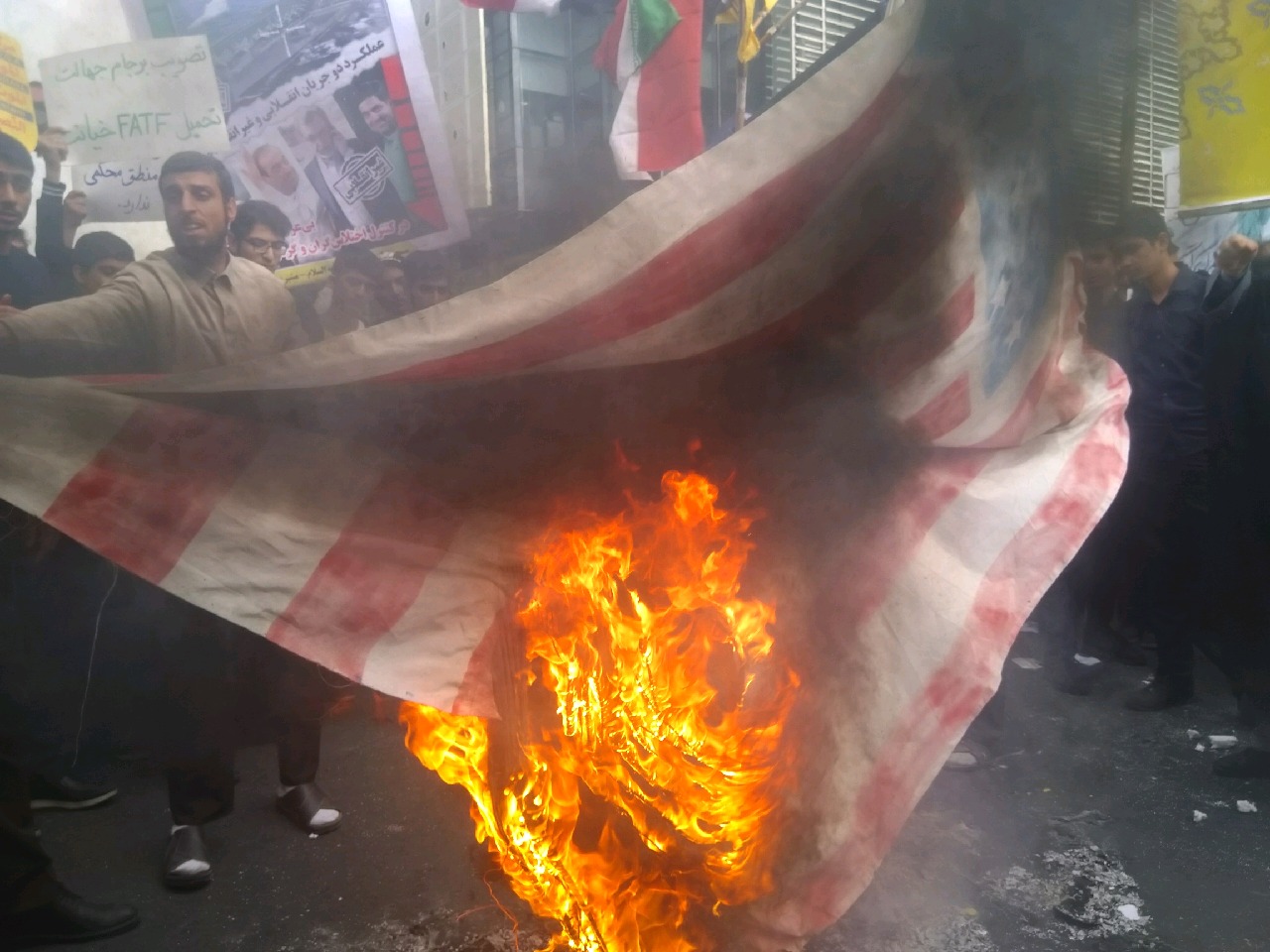راهپیمایی‌کنندگان ۱۳ آبان پرچم‌های «آمریکا»، «انگلیس» و «اسرائیل» را آتش زدند+ تصاویر