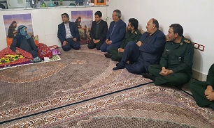دیدار فرماندار و مدیر کل حفظ آثار دفاع مقدس اردبیل با خانواده شهید«هاشم هاشم زاده»