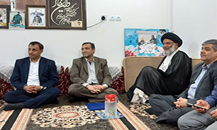 دیدار نماینده ولی فقیه در خوزستان از خانواده سردار شهید «اسماعیل دقایقی»