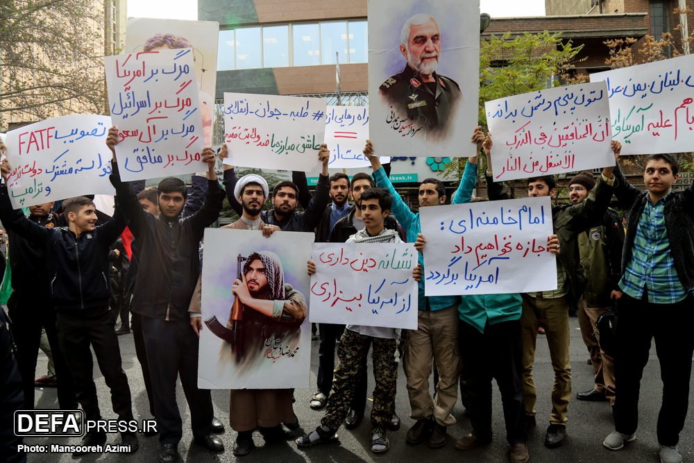 عکس/ حضور شهید حسین همدانی در راهپیمایی سیزده آبان