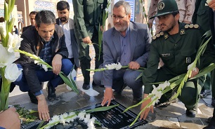 گلباران مزار شهدا به مناسبت هفته بسیج دانش آموزی در اردبیل