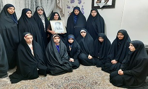 مسئول زنان حفظ آثار دفاع مقدس خراسان شمالی و دانشجویان علوم قرآنی با مادر شهید «نباتی» دیدار کردند