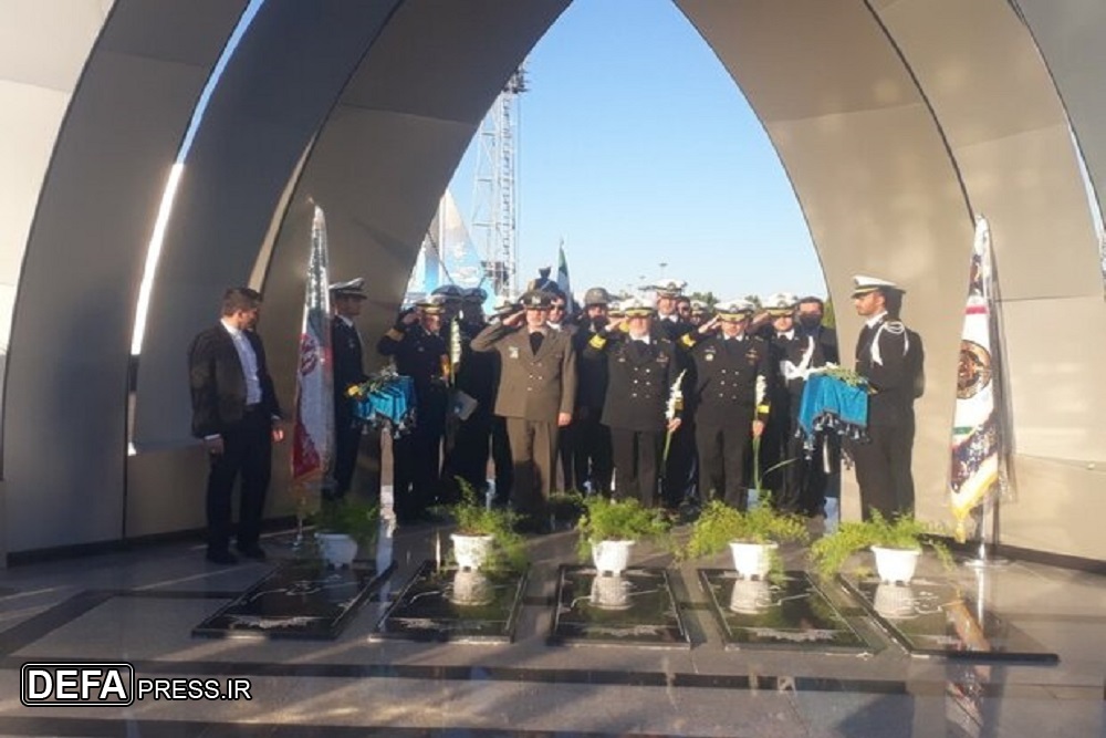 وزیر دفاع به شهدای گمنام دانشگاه دریایی نوشهر ادای احترام کرد