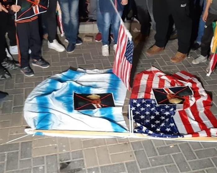 فلسطینیان در نابلس پرچم‌های آمریکا و رژیم صهیونیستی را آتش زدند +‌ تصاویر