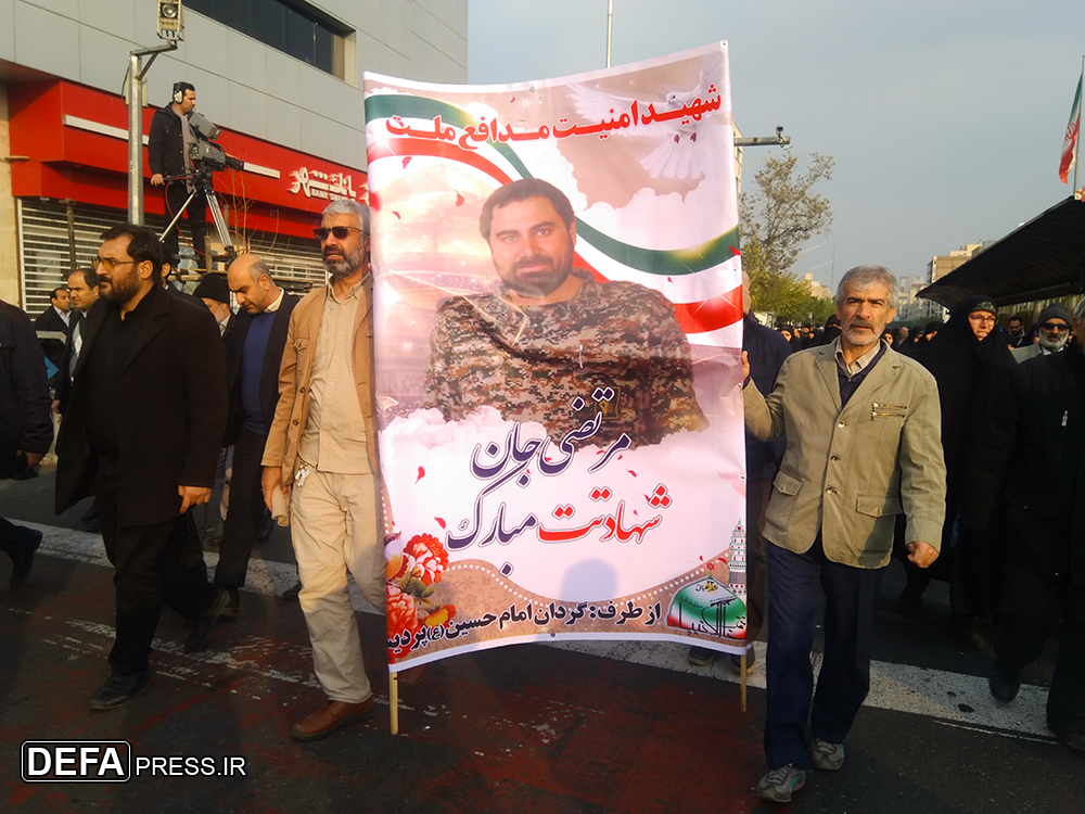 عکس/ تصویر شهید اغتشاشات در دست راهپیمایی‌کنندگان تهرانی