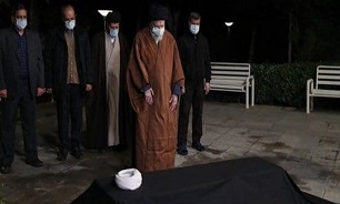 رهبر معظم انقلاب اسلامی سحرگاه شنبه بر پیکر علامه مصباح یزدی اقامه نماز کردند