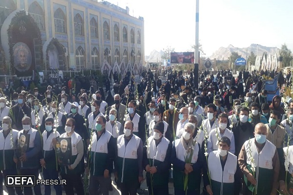 حضور خادمین امام رضا(ع) در گلزار شهدای کرمان+تصویر