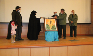 اهدای تابلوی نقاشی «علم مقاومت» به مرکز فرهنگی دفاع مقدس همدان