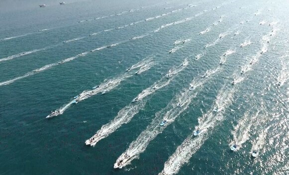 رژه بزرگ شناوری بسیج دریایی در سواحل بندر عسلویه برگزار شد