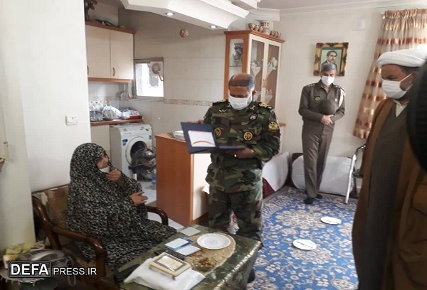 دیدار ارشد نظامی آجا در شمال‌شرق با خانواده شهید «علی غیوراصلی»
