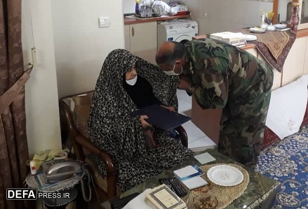 دیدار ارشد نظامی آجا در شمال‌شرق با خانواده شهید «علی غیوراصلی»