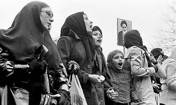 جاری شدن اشک ارتشی‌ها با دیدن زنان در تظاهرات