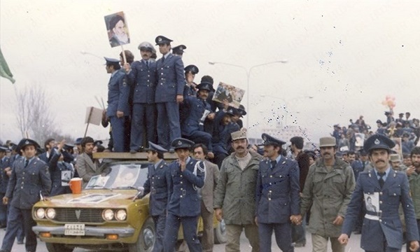 راهپیمایی همافران اصفهانی در اوج حکومت نظامی/ دستور امام برای حفظ امکانان هوانیروز