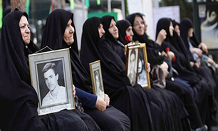 مراسم بزرگداشت مقام مادران شهدای محله حکمت آباد در کرمانشاه