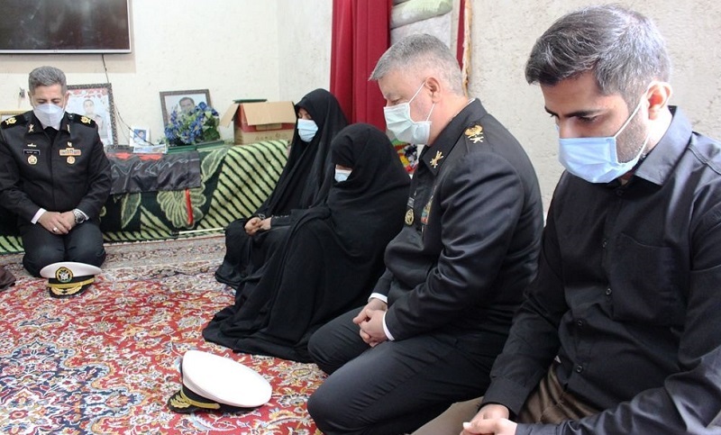 دیدار فرمانده نیروی دریایی ارتش با خانواده شهید «فولادی»
