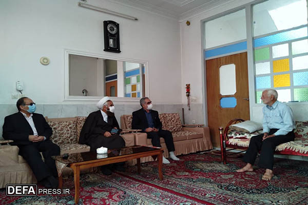 دیدار مدیرکل بنیاد شهید و امور ایثارگران یزد با خانواده دو شهید در مهریز